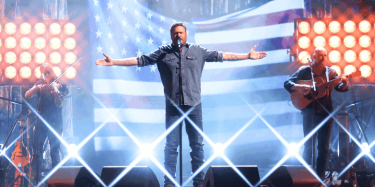 BLAKE SHELTON HONORS OUR FALLEN HEROES IN POWERFUL AMA DEBUT. With his boots planted firm and heart wide open, Blake Shelton took the AMA stage to debut his brand-new single, “Stay Country Or Die Tryin’.” But this wasn’t just a performance—it was a heartfelt tribute. As his voice rang out, raw and real, he reminded everyone exactly what this day is about: honoring those who gave everything.